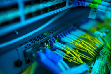 Bir teknoloji veri merkezinde sunucuları olan fiber optik