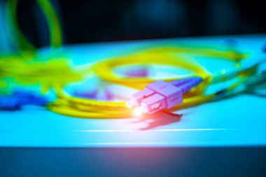 Bir teknoloji veri merkezinde sunucuları olan fiber optik