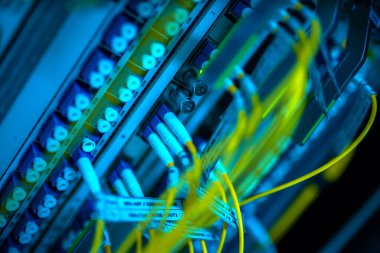 Bir teknoloji veri merkezinde sunucuları olan fiber optik
