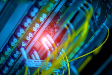 Bir teknoloji veri merkezinde sunucuları olan fiber optik