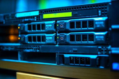 sunucu bilgisayarı yüksek performanslı, istikrarlı ve çok sayıda kullanıcıya hizmet verebilmeli.