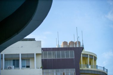 Açık bir günde çatıdaki su deposu