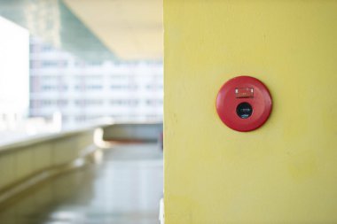 Süpermarkette yangın çanı çekme işareti .                     