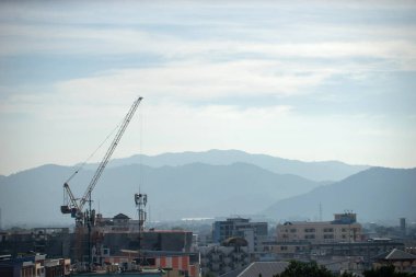 Güneşin mavi gökyüzünde inşaat yeri .