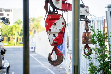 Güneşin mavi gökyüzünde inşaat yeri .