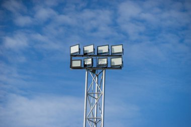 Spotlights genel olarak, spot ışıklarının geniş bir alanı aydınlatma görevi vardır, kullanıcının istenen noktaya odaklanmasını sağlayacak şekilde ışığın parlaması için döndürülebilir.