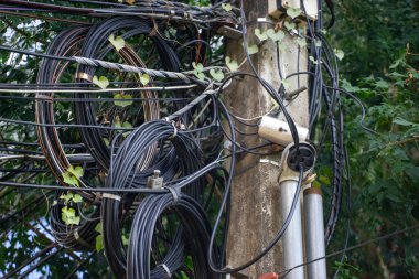 Kabloların düzensizliğini gösteren bir elektrik direği..