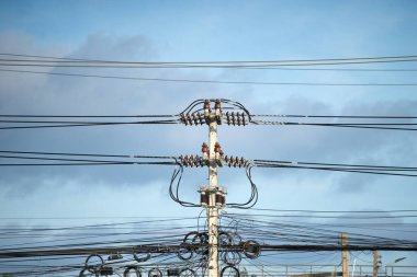 Kabloların düzensizliğini gösteren bir elektrik direği..