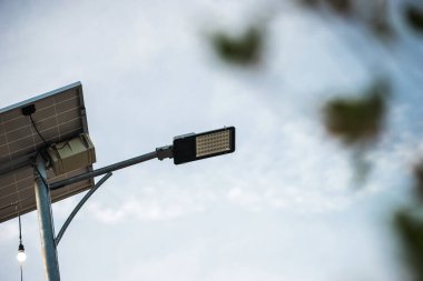 Mavi gökyüzü arkaplanındaki lamba  . 