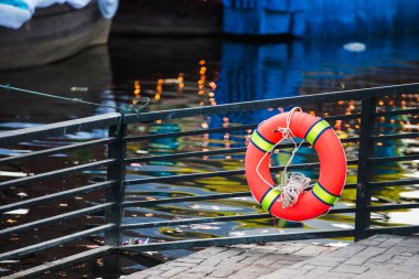 Su alanına hayat kurtaran kauçuk halka yerleştirildi.