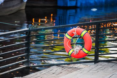 Su alanına hayat kurtaran kauçuk halka yerleştirildi.