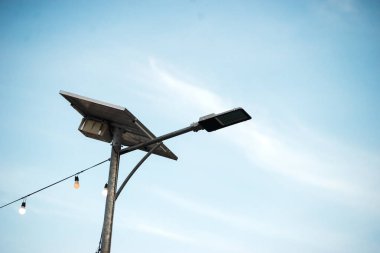 Mavi gökyüzü arkaplanındaki lamba  . 