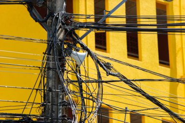 Sütundaki boynuz hoparlörü .