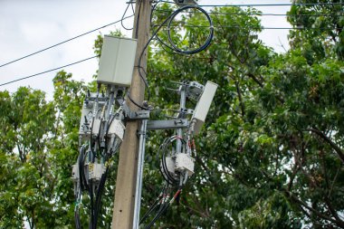 Mavi gökyüzü ve beyaz bulutlu telekomünikasyon kulesi, teknoloji arka planı.                         