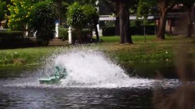 Doğa havuzu yerinde su türbini