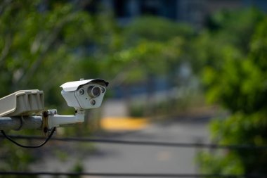 Bir CCTV 'nin (Kapalı devre televizyonu) stok fotoğrafı genellikle izleme, güvenlik veya izleme sistemleriyle ilgili bir resim veya illüstrasyon içerir. Bu tür bir resim,