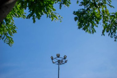 Spotlights genel olarak, spot ışıklarının geniş bir alanı aydınlatma görevi vardır, kullanıcının istenen noktaya odaklanmasını sağlayacak şekilde ışığın parlaması için döndürülebilir.