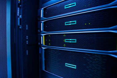 sunucu bilgisayarı yüksek performanslı, istikrarlı ve çok sayıda kullanıcıya hizmet verebilmeli.