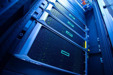 sunucu bilgisayarı yüksek performanslı, istikrarlı ve çok sayıda kullanıcıya hizmet verebilmeli.