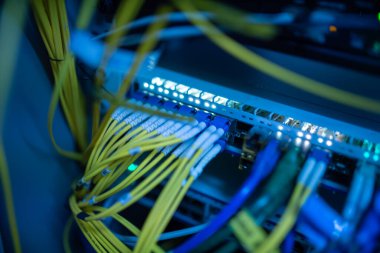Bir teknoloji veri merkezinde sunucuları olan fiber optik