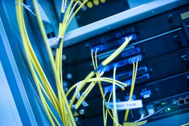 Bir teknoloji veri merkezinde sunucuları olan fiber optik