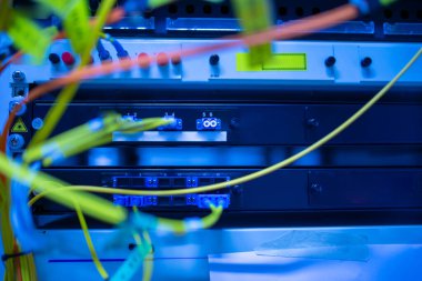 Bir teknoloji veri merkezinde sunucuları olan fiber optik