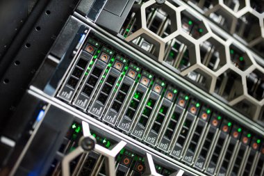 Sunucu odası sürekli çalışan bilgisayar sunucususöyler. Gücü ve ilerlemeyi iletin