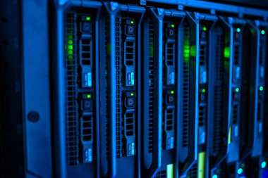 sunucu bilgisayarı yüksek performanslı, istikrarlı ve çok sayıda kullanıcıya hizmet verebilmeli.