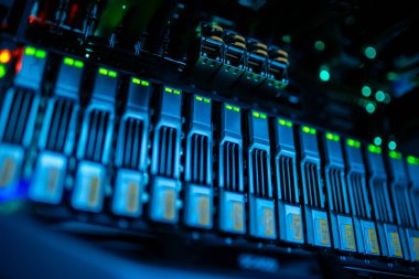 sunucu bilgisayarı yüksek performanslı, istikrarlı ve çok sayıda kullanıcıya hizmet verebilmeli.