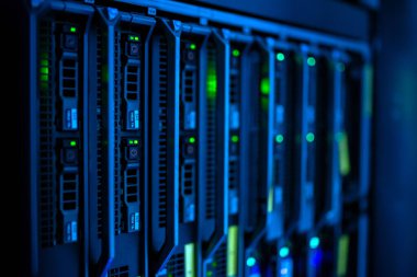 sunucu bilgisayarı yüksek performanslı, istikrarlı ve çok sayıda kullanıcıya hizmet verebilmeli.