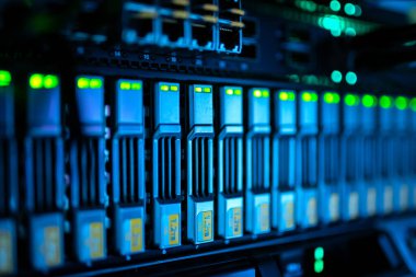 sunucu bilgisayarı yüksek performanslı, istikrarlı ve çok sayıda kullanıcıya hizmet verebilmeli.