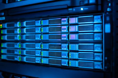 sunucu bilgisayarı yüksek performanslı, istikrarlı ve çok sayıda kullanıcıya hizmet verebilmeli.