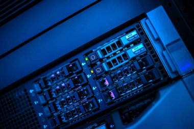 sunucu bilgisayarı yüksek performanslı, istikrarlı ve çok sayıda kullanıcıya hizmet verebilmeli.