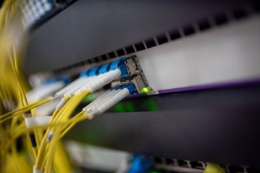 Bir teknoloji veri merkezinde sunucuları olan fiber optik