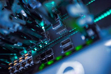 Bir teknoloji veri merkezinde sunucuları olan fiber optik