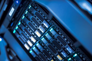 sunucu bilgisayarı yüksek performanslı, istikrarlı ve çok sayıda kullanıcıya hizmet verebilmeli.