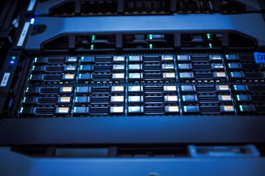 sunucu bilgisayarı yüksek performanslı, istikrarlı ve çok sayıda kullanıcıya hizmet verebilmeli.