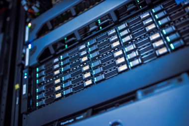 sunucu bilgisayarı yüksek performanslı, istikrarlı ve çok sayıda kullanıcıya hizmet verebilmeli.