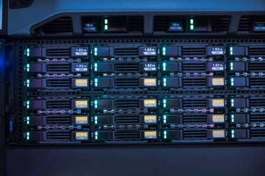 sunucu bilgisayarı yüksek performanslı, istikrarlı ve çok sayıda kullanıcıya hizmet verebilmeli.