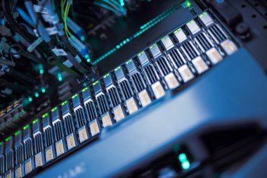 sunucu bilgisayarı yüksek performanslı, istikrarlı ve çok sayıda kullanıcıya hizmet verebilmeli.