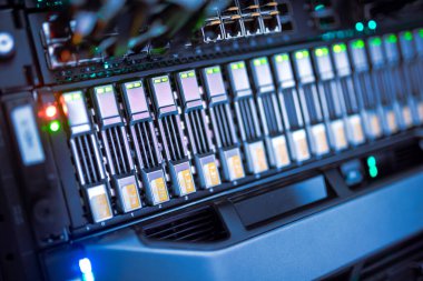 sunucu bilgisayarı yüksek performanslı, istikrarlı ve çok sayıda kullanıcıya hizmet verebilmeli.