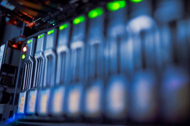 sunucu bilgisayarı yüksek performanslı, istikrarlı ve çok sayıda kullanıcıya hizmet verebilmeli.