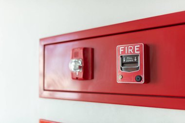 Halka açık alanda sıkı alarm .