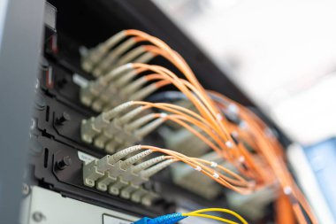 Bir teknoloji veri merkezinde sunucuları olan fiber optik