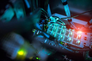 sunucu bilgisayarı yüksek performanslı, istikrarlı ve çok sayıda kullanıcıya hizmet verebilmeli.