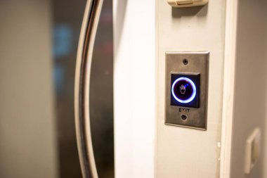 Sunucu odasındaki kapı güvenliği 