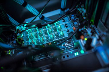 sunucu bilgisayarı yüksek performanslı, istikrarlı ve çok sayıda kullanıcıya hizmet verebilmeli.