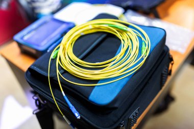 Kullanıma hazır olmak için Fiber optik kablolar test ediliyor
