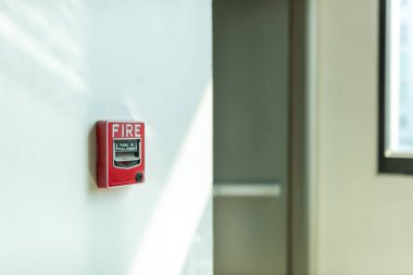 Halka açık alanda sıkı alarm .