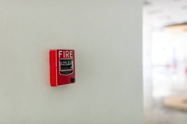 Halka açık alanda sıkı alarm .